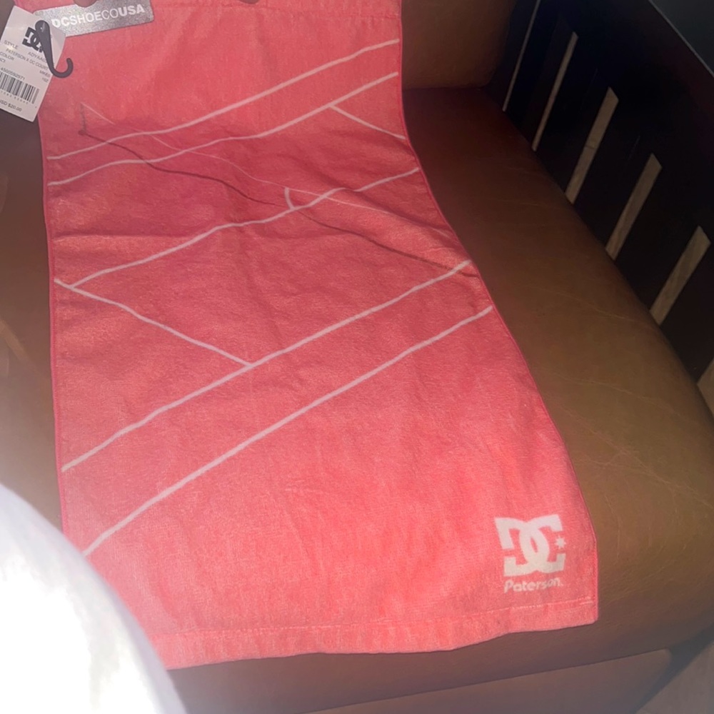 DC Pink & white cotton WASH TOWEL NWT LAST ONE
